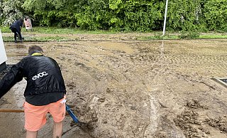 Das Wasser ist weg, aber Schlammmassen sind geblieben. Anwohner der Straße Weidenhagen im Detmolder Ortsteil Klüt versuchen ihre Einfahrt zu reinigen. - Maik Hübner Das Wasser ist weg, aber Schlammmassen sind geblieben. Anwohner der Straße Weidenhagen im Detmolder Ortsteil Klüt versuchen ihre Einfahrt zu reinigen. - Maik Hübner