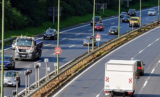Auf Höhe des Blitzers auf dem Ostwestfalendamm herrscht nach den Asphaltarbeiten nun Tempo 50 (siehe hinten). Das sonst gültige Tempo-80-Schild ist durchgestrichen. - Jens Reichenbach Auf Höhe des Blitzers auf dem Ostwestfalendamm herrscht nach den Asphaltarbeiten nun Tempo 50 (siehe hinten). Das sonst gültige Tempo-80-Schild ist durchgestrichen. - Jens Reichenbach