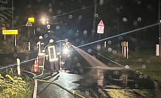 Im Regen wurde die Straße gereinigt. - FFW Borgentreich Im Regen wurde die Straße gereinigt. - FFW Borgentreich