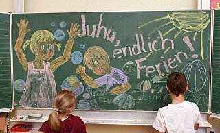 Wer vor den Schulferien krank wird benötigt ein ärztliches Attest. Kinderärzte wollen diese aber vor den Ferien nicht mehr ausstellen, damit Eltern ihre Kinder nicht vorzeitig aus der Schule nehmen. - dpa Wer vor den Schulferien krank wird benötigt ein ärztliches Attest. Kinderärzte wollen diese aber vor den Ferien nicht mehr ausstellen, damit Eltern ihre Kinder nicht vorzeitig aus der Schule nehmen. - dpa