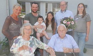Marianne und Franz Waldmann können heute im Familienkreis das Fest der Eisernen Hochzeit feiern. Mit im Bild: der stellvertretende Bürgermeister Bastian Heggemann (2. v. r.) und Johanna Dembowski, Mitarbeiterin der Jordanquelle (rechts). - Klaus Karenfeld Marianne und Franz Waldmann können heute im Familienkreis das Fest der Eisernen Hochzeit feiern. Mit im Bild: der stellvertretende Bürgermeister Bastian Heggemann (2. v. r.) und Johanna Dembowski, Mitarbeiterin der Jordanquelle (rechts). - Klaus Karenfeld