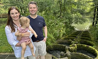 Vor dem Lieblingsort: Christina Stickel-Arentz, Clara und Papa Carsten Arentz lauschen dem Rauschen des Wassers an der Fischtreppe. - Ralf T. Mischer Vor dem Lieblingsort: Christina Stickel-Arentz, Clara und Papa Carsten Arentz lauschen dem Rauschen des Wassers an der Fischtreppe. - Ralf T. Mischer