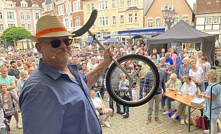 Sven Hoock vom Ordnungsamt der Stadt Herford hat in diesem Jahr als besondere Rarität ein Einrad für die Versteigerung am Start. - Matthias Bungeroth Sven Hoock vom Ordnungsamt der Stadt Herford hat in diesem Jahr als besondere Rarität ein Einrad für die Versteigerung am Start. - Matthias Bungeroth