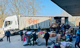 Fleißig packen die Helfer die Güter für die Notleidenden in der Ukraine um. - Christian Ebmeyer Fleißig packen die Helfer die Güter für die Notleidenden in der Ukraine um. - Christian Ebmeyer