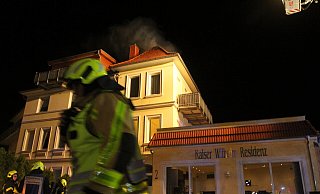 Die Feuerwehr war am Freitagabend mit einem Großaufgebot auf dem Kaiser-Wilhelm-Platz im Einsatz. - Ulf Hanke Die Feuerwehr war am Freitagabend mit einem Großaufgebot auf dem Kaiser-Wilhelm-Platz im Einsatz. - Ulf Hanke
