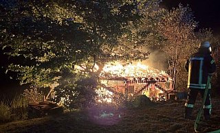 Komplett abgebrannt ist die Gartenhütte am Freizeitsee bei Höxter. - FFW Höxter Komplett abgebrannt ist die Gartenhütte am Freizeitsee bei Höxter. - FFW Höxter