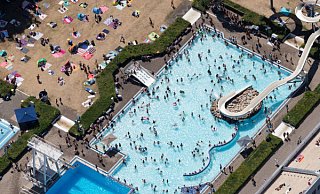 In Bielefeld suchten viele Menschen Erfrischung im Wiesenbad. - dpa In Bielefeld suchten viele Menschen Erfrischung im Wiesenbad. - dpa
