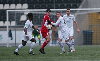 Der in den weißen Trikots angetretene SC Wiedenbrück gewinnt das Testspiel gegen Clarholz mit 4:0. - Daniel Bremehr Der in den weißen Trikots angetretene SC Wiedenbrück gewinnt das Testspiel gegen Clarholz mit 4:0. - Daniel Bremehr