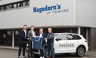 Jan Keiler (v.l., Marketingmitarbeiter), Daniel Fernandez (Geschäftsführer Mense GmbH), Matthias Mense (Geschäftsführer Mense GmbH) und Hans-Hermann Kirschner (FCG-Vorstand). - ad@clemens.lu Jan Keiler (v.l., Marketingmitarbeiter), Daniel Fernandez (Geschäftsführer Mense GmbH), Matthias Mense (Geschäftsführer Mense GmbH) und Hans-Hermann Kirschner (FCG-Vorstand). - ad@clemens.lu