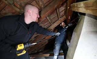Sören Meyer (links) und sein Mitarbeiter Nick Schellenberg kommen dem Dohlennest im Kamin mit einer Spindel bei, die von einem Akkuschrauber angetrieben wird. Ein Großteil des Nistmaterials fällt dabei durch den Schacht in den Keller, wo er später eingesammelt wird. Hier kam zwischen 15 und 20 Liter zusammen. - Gerald Dunkel Sören Meyer (links) und sein Mitarbeiter Nick Schellenberg kommen dem Dohlennest im Kamin mit einer Spindel bei, die von einem Akkuschrauber angetrieben wird. Ein Großteil des Nistmaterials fällt dabei durch den Schacht in den Keller, wo er später eingesammelt wird. Hier kam zwischen 15 und 20 Liter zusammen. - Gerald Dunkel