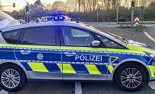 Mit einem zivilen Fahrzeug zusammen stellte sich das Team eines Streifenwagens dem E-Biker entgegen. Es endete überraschend. - Symbolfoto: Jens Reichenbach Mit einem zivilen Fahrzeug zusammen stellte sich das Team eines Streifenwagens dem E-Biker entgegen. Es endete überraschend. - Symbolfoto: Jens Reichenbach