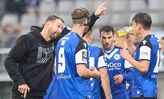 Arminia Bielefelds Trainer Mitch Kniat (l.) schwört seine Mannschaft für den Jahresendspurt ein. - Oliver Krato Arminia Bielefelds Trainer Mitch Kniat (l.) schwört seine Mannschaft für den Jahresendspurt ein. - Oliver Krato