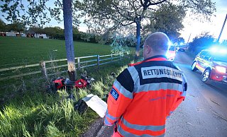Auf der Oberbauerschafter Straße war ein Motorradfahrer mit seiner Maschine verunglückt. - Gerald Dunkel Auf der Oberbauerschafter Straße war ein Motorradfahrer mit seiner Maschine verunglückt. - Gerald Dunkel