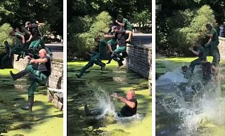 Kein Scherz: Tierpfleger des Tierparks Olderdissen springen in einen Teich voller Algen und Entengrütze. - Screenshots: Facebook / Stadt Bielefeld Kein Scherz: Tierpfleger des Tierparks Olderdissen springen in einen Teich voller Algen und Entengrütze. - Screenshots: Facebook / Stadt Bielefeld