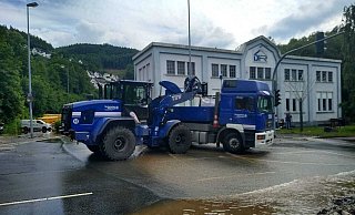 Das Paderborner THW hilft im Sommer 2021 dabei, die Straßen in Altena von Dreck und Geröll zu befreien. - Christoph Wiegand / THW Paderborn Das Paderborner THW hilft im Sommer 2021 dabei, die Straßen in Altena von Dreck und Geröll zu befreien. - Christoph Wiegand / THW Paderborn