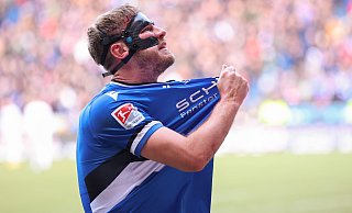 Stürmer Fabian Klos steht wie kaum ein zweiter Profi für Arminia Bielefeld. Der 36-Jährige ist Rekordtorjäger und auch Rekordspieler. Im Sommer endet seine Karriere. - Oliver Krato Stürmer Fabian Klos steht wie kaum ein zweiter Profi für Arminia Bielefeld. Der 36-Jährige ist Rekordtorjäger und auch Rekordspieler. Im Sommer endet seine Karriere. - Oliver Krato