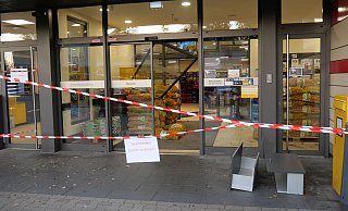 Mit "brachialer Gewalt", so die Polizei, verschafften sich die Einbrecher Zutritt zum WEZ in Werste. Seit Montagfrüh 8 Uhr ist der Markt wieder geöffnet. - Axel Flaake Mit "brachialer Gewalt", so die Polizei, verschafften sich die Einbrecher Zutritt zum WEZ in Werste. Seit Montagfrüh 8 Uhr ist der Markt wieder geöffnet. - Axel Flaake