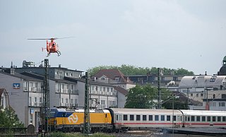 Der Intercity aus Amsterdam nach Berlin steht hinter dem Bahnhof Bad Oeynhausen. Die Feuerwehr war im Einsatz. - Ulf Hanke Der Intercity aus Amsterdam nach Berlin steht hinter dem Bahnhof Bad Oeynhausen. Die Feuerwehr war im Einsatz. - Ulf Hanke