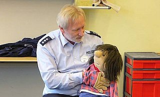 Wolfgang Steinwachs mit Puppe Kevin bei einem Besuch in der Petrischule Höxter. - Privat Wolfgang Steinwachs mit Puppe Kevin bei einem Besuch in der Petrischule Höxter. - Privat