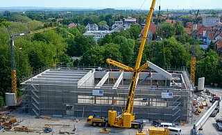 Die Bauarbeiten für die neue Sporthalle fürs Helmholtz-Gymnasium verzögerten sich - auch weil Ausschreibungen ins Leere liefen. - Foto: Andreas Zobe/NW Die Bauarbeiten für die neue Sporthalle fürs Helmholtz-Gymnasium verzögerten sich - auch weil Ausschreibungen ins Leere liefen. - Foto: Andreas Zobe/NW