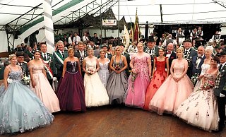 Die prachtvollen Roben der Schützenköniginnen stehen besonders bei den großen Umzügen im Mittelpunkt. Und natürlich bei den Feiern im Festzelt, wie hier beim Jubiläumsschützenfest in Großen- und Kleinenbreden. - Josef Köhne Die prachtvollen Roben der Schützenköniginnen stehen besonders bei den großen Umzügen im Mittelpunkt. Und natürlich bei den Feiern im Festzelt, wie hier beim Jubiläumsschützenfest in Großen- und Kleinenbreden. - Josef Köhne