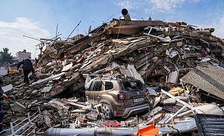 Ein Auto steht unter den Trümmern eines zerstörten Gebäudes in der Provinz Hatay: Verschiedene Paderborner Institutionen haben Hilfsaktionen ins Leben gerufen, um die Opfer des Erdbebens zu unterstützen. - dpa Ein Auto steht unter den Trümmern eines zerstörten Gebäudes in der Provinz Hatay: Verschiedene Paderborner Institutionen haben Hilfsaktionen ins Leben gerufen, um die Opfer des Erdbebens zu unterstützen. - dpa
