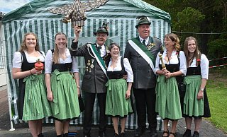 Der neue Nienhagener Thron: Adjutantin Louisa Hagemeyer, Ehrendame Antonia Niehage, König Ralf Schulz-Henze, Königin Mayra Gonzalez-Rodriguez, Kronprinz Jürgen Niehage, Kronprinzessin Manuele Kunze, Ehrendame Jana Kunze. - Sibylle Kemna Der neue Nienhagener Thron: Adjutantin Louisa Hagemeyer, Ehrendame Antonia Niehage, König Ralf Schulz-Henze, Königin Mayra Gonzalez-Rodriguez, Kronprinz Jürgen Niehage, Kronprinzessin Manuele Kunze, Ehrendame Jana Kunze. - Sibylle Kemna