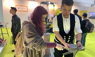 Auf der Connect Ausbildungsmesse zeigt Dachdecker Tobias Püttschneider, wie die traditionelle Handwerkstechnik funktioniert. Aus Schieferplatten können Interessierte verschiedene Motive erstellen. - Janina Pietruschka Auf der Connect Ausbildungsmesse zeigt Dachdecker Tobias Püttschneider, wie die traditionelle Handwerkstechnik funktioniert. Aus Schieferplatten können Interessierte verschiedene Motive erstellen. - Janina Pietruschka