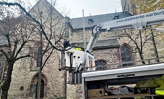 Thomas Orth und Hannes Winter im Hubkorb im Bereich der Neustadtkirche mit einer der Lichterketten über die Hauptstraße. - Simone Flörke Thomas Orth und Hannes Winter im Hubkorb im Bereich der Neustadtkirche mit einer der Lichterketten über die Hauptstraße. - Simone Flörke