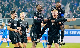 Kai Klefisch (r.) hat soeben das 3:0 erzielt und nimmt David Kinsombi huckepack. Marcel Hoffmeier, Laurin Curda und Ilyas Ansah (v. l.) jubeln mit. - Besim Mazhiqi Kai Klefisch (r.) hat soeben das 3:0 erzielt und nimmt David Kinsombi huckepack. Marcel Hoffmeier, Laurin Curda und Ilyas Ansah (v. l.) jubeln mit. - Besim Mazhiqi