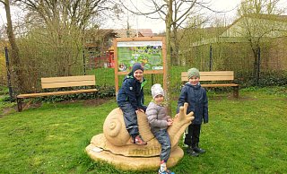 Schneckenreiten: Der Erlebniswanderweg führt direkt an Kita St. Michael in Germete vorbei. Die Kinder freuen sich über die Tierstation mit der Riesenschnecke zum Spielen und Klettern. - Stadt Warburg Schneckenreiten: Der Erlebniswanderweg führt direkt an Kita St. Michael in Germete vorbei. Die Kinder freuen sich über die Tierstation mit der Riesenschnecke zum Spielen und Klettern. - Stadt Warburg