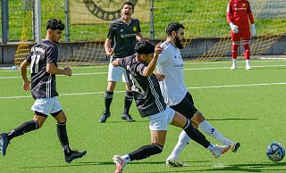 Die Kicker des SC Hicret (weißes Trikot) setzten sich in Wellensiek durch. - Andreas Zobe Die Kicker des SC Hicret (weißes Trikot) setzten sich in Wellensiek durch. - Andreas Zobe