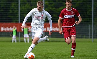 Theesens Finn Jaster (l.) führt in dieser Szene nicht nur seinen Emsdettener Gegenspieler vor, sondern ab sofort auch sein VfL-Team an. - Peter Unger Theesens Finn Jaster (l.) führt in dieser Szene nicht nur seinen Emsdettener Gegenspieler vor, sondern ab sofort auch sein VfL-Team an. - Peter Unger