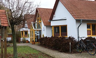 Das Kita in Niedermehnen und das Gebäude sind noch keine 30 Jahre alt. Angesichts eines erneuten und schweren Wasserschadens hat die Arbeiterwohlfahrt bei der Gemeinde Stemwede jetzt einen Ersatzneubau beantragt. - Sonja Rohlfing Das Kita in Niedermehnen und das Gebäude sind noch keine 30 Jahre alt. Angesichts eines erneuten und schweren Wasserschadens hat die Arbeiterwohlfahrt bei der Gemeinde Stemwede jetzt einen Ersatzneubau beantragt. - Sonja Rohlfing
