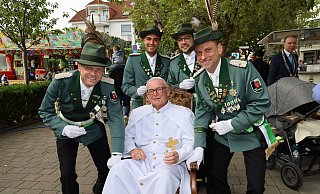 „Treffen berühmter Besucher an der Lippequelle“ lautet das Thema des 16. Stadtfest-Spiels. Im historischen Umzug tummeln sich Papst Johannes Paul II. – hier im Begleitung der Bad Lippspringer Schützen – und viele weitere ehemalige Promis. - Regina Brucksch „Treffen berühmter Besucher an der Lippequelle“ lautet das Thema des 16. Stadtfest-Spiels. Im historischen Umzug tummeln sich Papst Johannes Paul II. – hier im Begleitung der Bad Lippspringer Schützen – und viele weitere ehemalige Promis. - Regina Brucksch