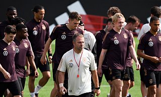 Für Bundestrainer Hansi Flick (Mitte) und seine Nationalspieler beginnt mit dem Spiel gegen Japan die Fußball-WM. Wie die DFB-Elf abschneidet und wie viele Fans das Team vor den Fernseher locken wird, ist fraglich. - Federico Gambarini Für Bundestrainer Hansi Flick (Mitte) und seine Nationalspieler beginnt mit dem Spiel gegen Japan die Fußball-WM. Wie die DFB-Elf abschneidet und wie viele Fans das Team vor den Fernseher locken wird, ist fraglich. - Federico Gambarini