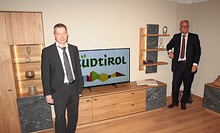 Verkaufsleiter Frank Brockgreitens (l.) und Geschäftsführer Franz-Hendrik Schröder waren im vergangenen Jahr noch sehr zuversichtlich, dass die neuen Kollektionen, hier präsentiert bei der Hausmesse der Schröder/Schröno-Gruppe in Delbrück, gut laufen werden. - Uwe Müller Verkaufsleiter Frank Brockgreitens (l.) und Geschäftsführer Franz-Hendrik Schröder waren im vergangenen Jahr noch sehr zuversichtlich, dass die neuen Kollektionen, hier präsentiert bei der Hausmesse der Schröder/Schröno-Gruppe in Delbrück, gut laufen werden. - Uwe Müller