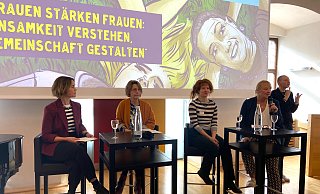 Julia Ures (Moderatorin, v. l.), Dorothea Wahle-Beer (stellvertretende Leitung ökumenische Telefonseelsorge Paderborn), Sarah Diehl (Autorin und Aktivistin) und Michaela Weigel (Abteilungsleitung Soziale Teilhabe des Sozialamtes der Stadt Paderborn) sprechen über Einsamkeit bei Frauen. - Dana Stoll Julia Ures (Moderatorin, v. l.), Dorothea Wahle-Beer (stellvertretende Leitung ökumenische Telefonseelsorge Paderborn), Sarah Diehl (Autorin und Aktivistin) und Michaela Weigel (Abteilungsleitung Soziale Teilhabe des Sozialamtes der Stadt Paderborn) sprechen über Einsamkeit bei Frauen. - Dana Stoll