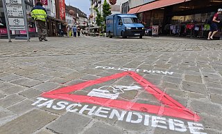Mit Sprühkreide macht die Polizei in Höxter präventiv auf das Thema Taschendiebstahl aufmerksam. - Svenja Ludwig Mit Sprühkreide macht die Polizei in Höxter präventiv auf das Thema Taschendiebstahl aufmerksam. - Svenja Ludwig