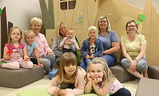 Emily (5, v. l.), Aurelia (4), Claudia Favier, Annelie Albert mit Luise, Alina (5), Frida (5), Elli (5), Jennifer Zöhner und Silke Holdgrewe freuen sich über das Jubiläum des Kindergartens. - Anthea Moschner Emily (5, v. l.), Aurelia (4), Claudia Favier, Annelie Albert mit Luise, Alina (5), Frida (5), Elli (5), Jennifer Zöhner und Silke Holdgrewe freuen sich über das Jubiläum des Kindergartens. - Anthea Moschner