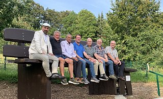 Da wirken Männer plötzlich wie Zwerge: Über die neue XXL-Sitzbank freuen sich (von links) Sascha Gödecke (Westfalen Weser), Manfred Zacharias, Franz Kudak, Gereon Potthast, Helmut Rohlfs, Bernhard Böddeker, Antonius Koch, Vorsitzender des Heimat und Kulturvereins Dahl. - Heimat- und Kulturverein Dahl Da wirken Männer plötzlich wie Zwerge: Über die neue XXL-Sitzbank freuen sich (von links) Sascha Gödecke (Westfalen Weser), Manfred Zacharias, Franz Kudak, Gereon Potthast, Helmut Rohlfs, Bernhard Böddeker, Antonius Koch, Vorsitzender des Heimat und Kulturvereins Dahl. - Heimat- und Kulturverein Dahl