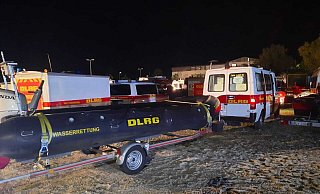 Mit diesen Fahrzeugen sind die fünf Männer und FrauenvonMidnen aus losgefahen. Jetzt warten sie in Geiselwind auf ihren ersten Einsatz. - DLRG Minden Mit diesen Fahrzeugen sind die fünf Männer und FrauenvonMidnen aus losgefahen. Jetzt warten sie in Geiselwind auf ihren ersten Einsatz. - DLRG Minden