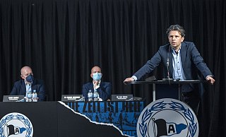 Arminias-Sportchef Samir Arabi (r.) gab sich während seiner Rede zuversichtlich mit Blick auf den weiteren Saisonverlauf. - Joerg Dieckmann - www.dieckmann-fotodesign.de Arminias-Sportchef Samir Arabi (r.) gab sich während seiner Rede zuversichtlich mit Blick auf den weiteren Saisonverlauf. - Joerg Dieckmann - www.dieckmann-fotodesign.de