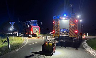 Rund 40 Einsatzkräfte der Warburger Feuerwehr beseitigten in der Nacht zu Mittwoch eine lange Ölspur, die ein landwirtschaftliches Gefährt hinter sich hergezogen hatte. - FFW Warburg Rund 40 Einsatzkräfte der Warburger Feuerwehr beseitigten in der Nacht zu Mittwoch eine lange Ölspur, die ein landwirtschaftliches Gefährt hinter sich hergezogen hatte. - FFW Warburg