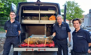 Arne Brinkmann-Walter, Andreas Brümmer und Alessandro Randisi vom Kampfmittelräumdienst aus Arnsberg mit der entschärften Bombe. - Stadt Gütersloh Arne Brinkmann-Walter, Andreas Brümmer und Alessandro Randisi vom Kampfmittelräumdienst aus Arnsberg mit der entschärften Bombe. - Stadt Gütersloh