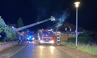 Ein Dachstuhlbrand fordert nach dem Gewitter in der Nach zu Mittwoch die Einsatzkräfte. - FFW Diemelstadt Ein Dachstuhlbrand fordert nach dem Gewitter in der Nach zu Mittwoch die Einsatzkräfte. - FFW Diemelstadt