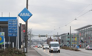 Die Aral-Tankstelle gegenüber vom Werre-Park ist am Abend des Zweiten Weihnachtstags überfallen worden. - Ulf Hanke Die Aral-Tankstelle gegenüber vom Werre-Park ist am Abend des Zweiten Weihnachtstags überfallen worden. - Ulf Hanke