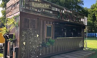 Krombacher Urban Nature Bar: Die Urban Nature Bar der Brauerei Krombacher lädt vom 25. Mai bis zum 4. Juni auf dem Landesgartenschau-Gelände auf ihre Dachterrasse ein. - Krombacher Brauerei Krombacher Urban Nature Bar: Die Urban Nature Bar der Brauerei Krombacher lädt vom 25. Mai bis zum 4. Juni auf dem Landesgartenschau-Gelände auf ihre Dachterrasse ein. - Krombacher Brauerei