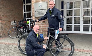 Die Präventionsexperten der Bielefelder Kripo, Andreas Westerburg (l.) und Frank Walther, zeigen die Registrierungsaufkleber für die Fahrräder. - Polizei Die Präventionsexperten der Bielefelder Kripo, Andreas Westerburg (l.) und Frank Walther, zeigen die Registrierungsaufkleber für die Fahrräder. - Polizei