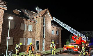 Wegen des Brandes müssen alles Bewohner des Neun-Parteienhauses das Gebäude an der Otto-Wels-Straße verlassen. - Feuerwehr Paderborn Wegen des Brandes müssen alles Bewohner des Neun-Parteienhauses das Gebäude an der Otto-Wels-Straße verlassen. - Feuerwehr Paderborn
